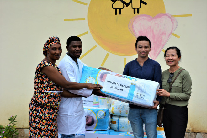 越南驻坦桑尼亚大使馆同古巴驻坦桑尼亚大使馆配合开展慈善活动 ảnh 2 越南驻坦桑尼亚大使馆同古巴驻坦桑尼亚大使馆配合开展慈善活动 ảnh 2