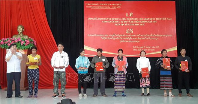 崑嵩省38名老挝公民入籍越南 ảnh 2