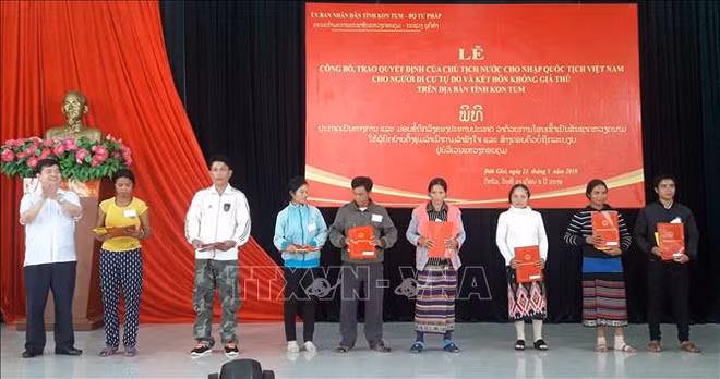 崑嵩省38名老挝公民入籍越南 ảnh 2 崑嵩省38名老挝公民入籍越南 ảnh 2