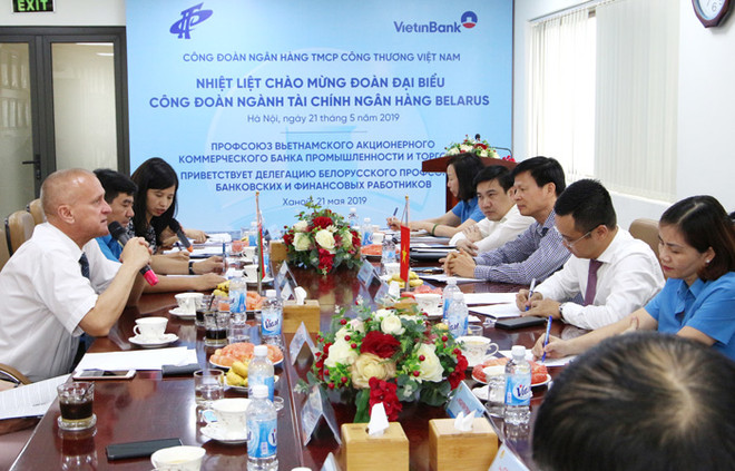越南国家银行副行长陶明秀会见白俄罗斯金融银行行业工会代表团一行 ảnh 1