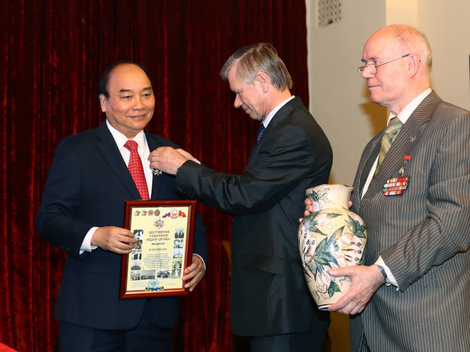 阮春福总理与俄越友好协会和俄罗斯援越老军事专家协会代表举行会面 ảnh 1