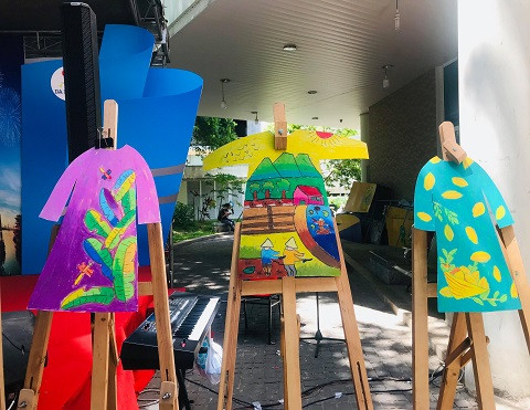 岘港市残疾儿童将自己梦想画在奥黛上 ảnh 1