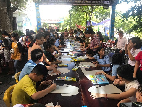 岘港市残疾儿童将自己梦想画在奥黛上 ảnh 2