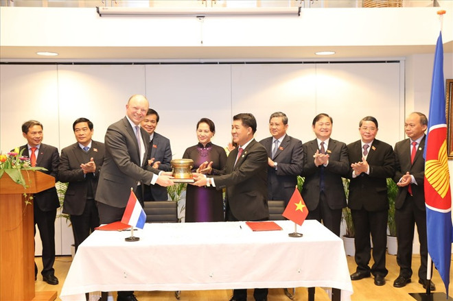 平福省一家集团与荷兰De Heus集团合作生产优质猪苗 ảnh 1 平福省一家集团与荷兰De Heus集团合作生产优质猪苗 ảnh 1