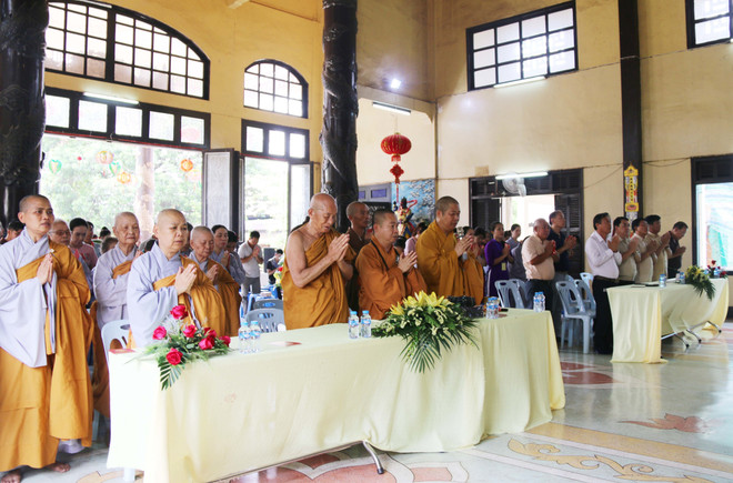旅居老挝越南人举行佛历2563年佛诞大典 ảnh 1 旅居老挝越南人举行佛历2563年佛诞大典 ảnh 1
