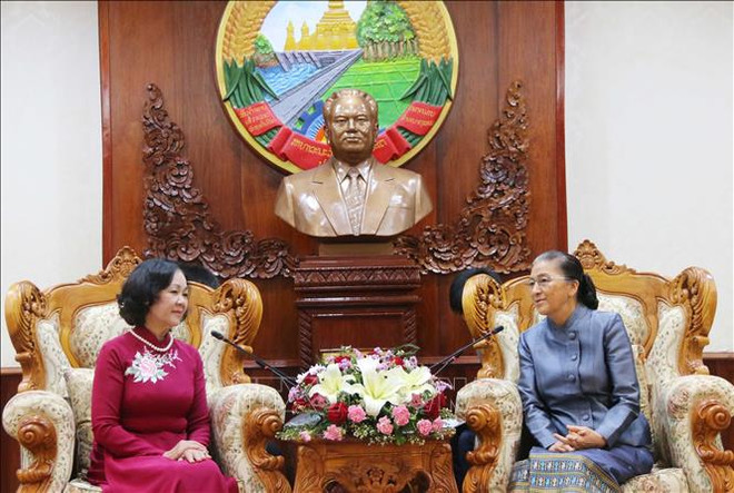 老挝领导人:像保护自己的眼珠一样地保护好越老伟大友好、特殊团结关系 ảnh 2 老挝领导人:像保护自己的眼珠一样地保护好越老伟大友好、特殊团结关系 ảnh 2