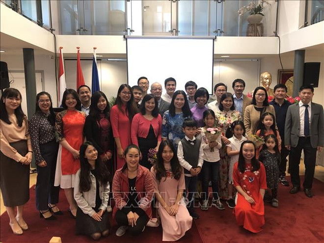 胡志明主席诞辰129周年：阿根廷人民缅怀胡志明主席 ảnh 2