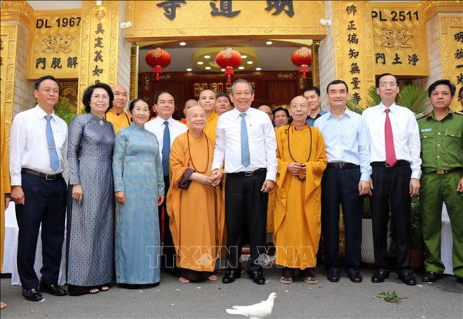 政府常务副总理张和平前往胡志明市开展佛诞节走访慰问活动 ảnh 2 政府常务副总理张和平前往胡志明市开展佛诞节走访慰问活动 ảnh 2