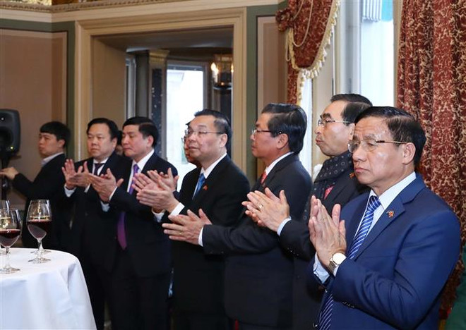 越南政府总理阮春福会见瑞典外交家和专家 ảnh 2