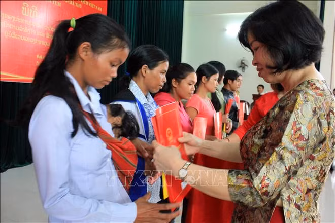 崑嵩省38名老挝公民入籍越南 ảnh 1 崑嵩省38名老挝公民入籍越南 ảnh 1