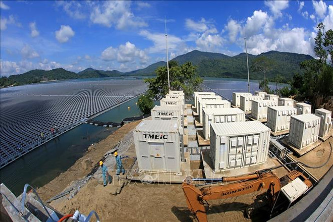 越南首家太阳能发电厂在水库上面建成投运 ảnh 2
