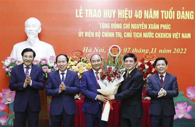 越南国家主席阮春福获颁40年党龄纪念章 ảnh 1 越南国家主席阮春福获颁40年党龄纪念章 ảnh 1