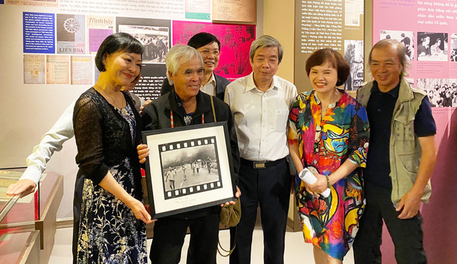 尼克·幼摄影师与战火中的女孩：50年后再相见 ảnh 1