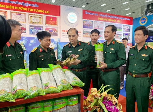 “庆祝2022年越老团结友好年”展销会与展览会:扩大贸易,深化友谊 ảnh 1 “庆祝2022年越老团结友好年”展销会与展览会:扩大贸易,深化友谊 ảnh 1