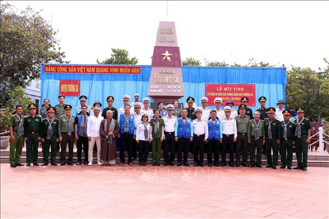 胡志明市代表团探访长沙岛上军民和DK1海上高脚屋 ảnh 1 胡志明市代表团探访长沙岛上军民和DK1海上高脚屋 ảnh 1