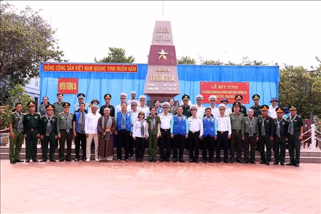 胡志明市代表团探访长沙岛上军民和DK1海上高脚屋 ảnh 1