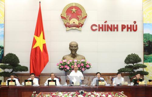 阮春福：在9月份着手解决简化行政审批程序中所存在的问题 ảnh 1