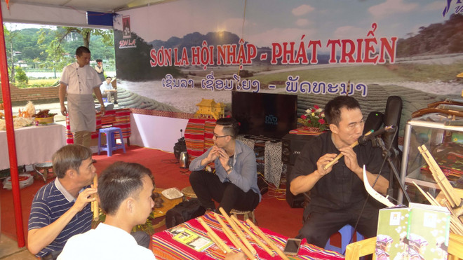 越老贸易与旅游展在山罗省木州县正式开展 ảnh 1