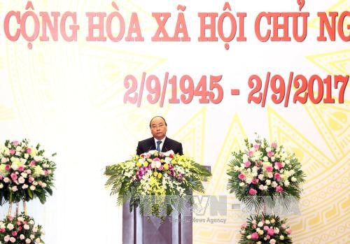 政府总理阮春福主持国庆招待会 庆祝越南国庆72周年 ảnh 1