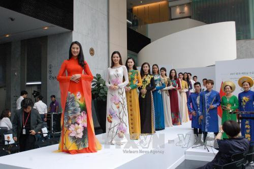 奥黛系列亮相韩国 展现越南民族服装魅力 ảnh 2