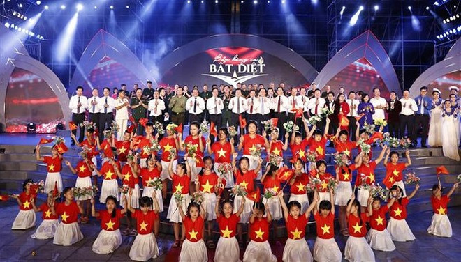 越南伤残军人与烈士日76周年:“永恒的英雄曲”特别文艺晚会在巴地头顿和奠边府举行 ảnh 2 越南伤残军人与烈士日76周年:“永恒的英雄曲”特别文艺晚会在巴地头顿和奠边府举行 ảnh 2