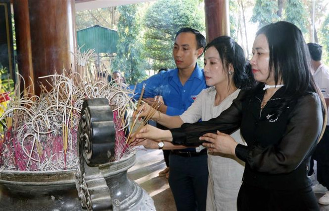  7·27荣军烈士日：海外越侨青年代表团在同禄三岔路口遗迹向各位英烈进香 ảnh 2