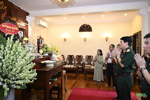 梁强大将探访越南退伍军人协会 向已故总书记黎可漂敬香 ảnh 2 梁强大将探访越南退伍军人协会 向已故总书记黎可漂敬香 ảnh 2