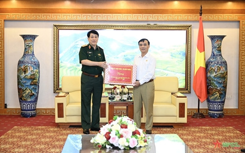 梁强大将探访越南退伍军人协会 向已故总书记黎可漂敬香 ảnh 1 梁强大将探访越南退伍军人协会 向已故总书记黎可漂敬香 ảnh 1