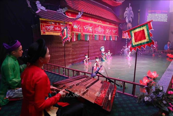 越马两国总理夫人观看越南水上木偶戏表演 ảnh 2