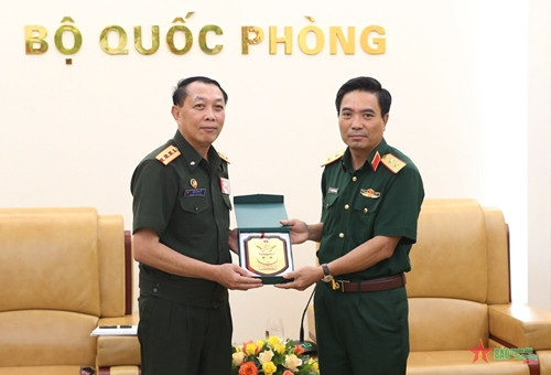 阮尹英中将会见老挝人民军总参谋部通信局代表 ảnh 1 阮尹英中将会见老挝人民军总参谋部通信局代表 ảnh 1