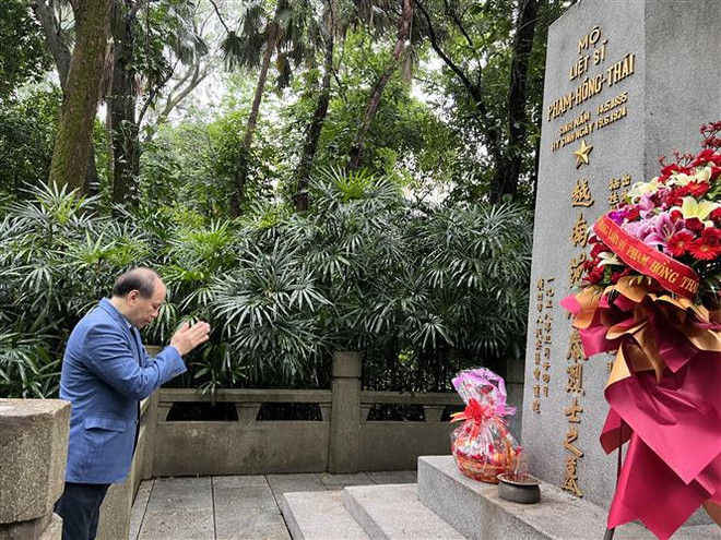 越南驻中国广州总领事馆代表团祭拜范鸿泰烈士 ảnh 1 越南驻中国广州总领事馆代表团祭拜范鸿泰烈士 ảnh 1
