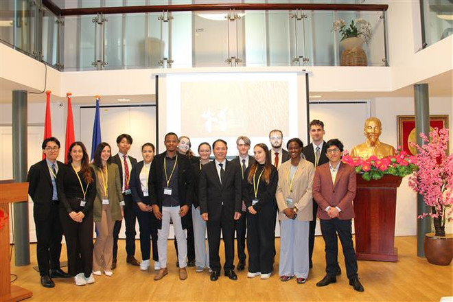 越南向海牙国际法学院学员介绍越南外交政策 ảnh 2 越南向海牙国际法学院学员介绍越南外交政策 ảnh 2