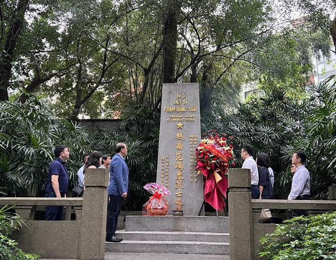越南驻中国广州总领事馆代表团祭拜范鸿泰烈士 ảnh 2 越南驻中国广州总领事馆代表团祭拜范鸿泰烈士 ảnh 2