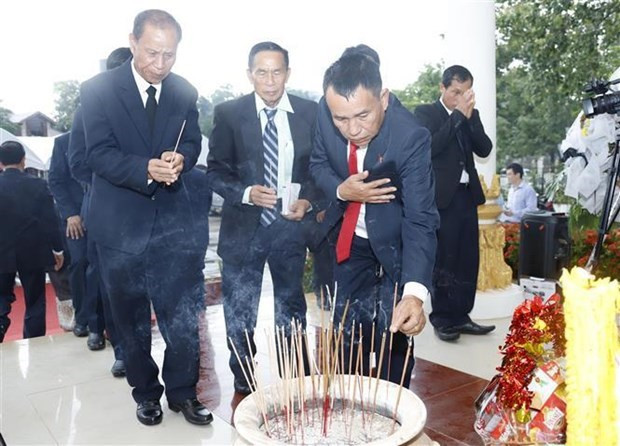越南7.27荣军烈士节:旅居老挝越南人进香缅怀各位英雄烈士 ảnh 1 越南7.27荣军烈士节:旅居老挝越南人进香缅怀各位英雄烈士 ảnh 1