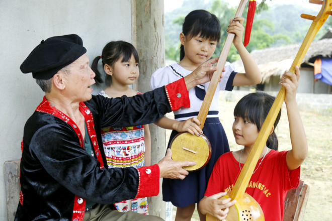 热爱民族音乐的岱依族年轻人 ảnh 1