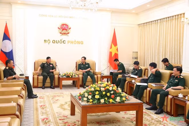 越南国防部副部长武海产上将会见老挝国防部副部长冯坎·丰马贡中将 ảnh 1