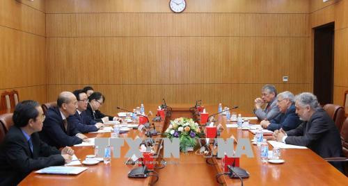 越共中央经济部部长阮文平会见能源领域的国际专家代表团 ảnh 1 越共中央经济部部长阮文平会见能源领域的国际专家代表团 ảnh 1