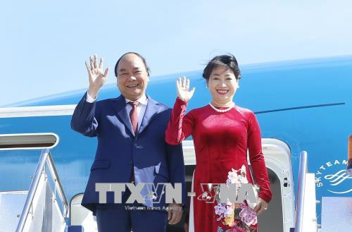 越南政府总理阮春福启程对新加坡进行正式访问并出席第32届东盟峰会 ảnh 1 越南政府总理阮春福启程对新加坡进行正式访问并出席第32届东盟峰会 ảnh 1