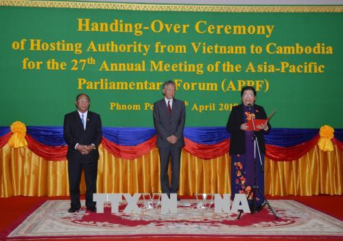 越南将亚太议会论坛轮值主席移交给柬埔寨 ảnh 1
