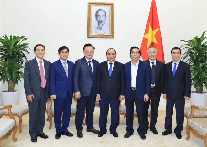 阮春福会见韩国三星集团总裁高东镇 ảnh 1 阮春福会见韩国三星集团总裁高东镇 ảnh 1