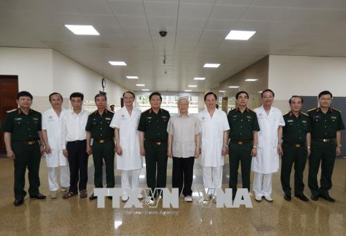 越共中央总书记阮富仲看望慰问原总书记杜梅与原国家主席黎德英 ảnh 1