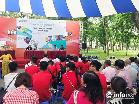 越南图书日：共有60多种书籍的 “融入世界经济书柜”正式亮相 ảnh 2