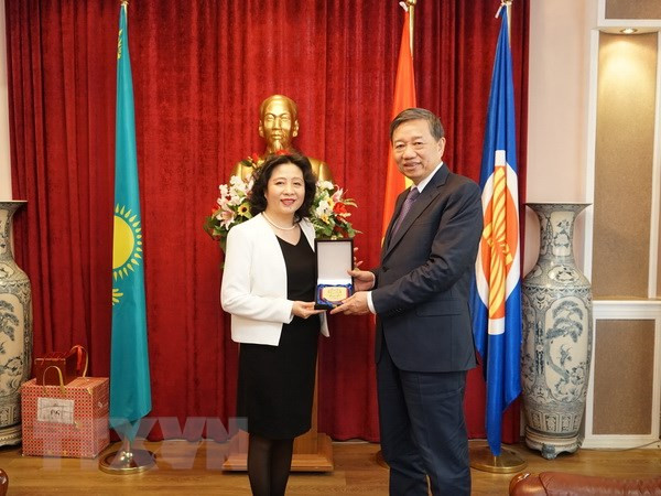 越南公安部部长苏林造访越南驻哈萨克斯坦大使馆 ảnh 1