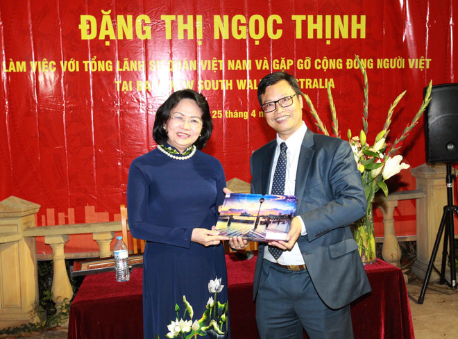 国家副主席邓氏玉盛视察越南驻悉尼总领事馆 ảnh 1 国家副主席邓氏玉盛视察越南驻悉尼总领事馆 ảnh 1