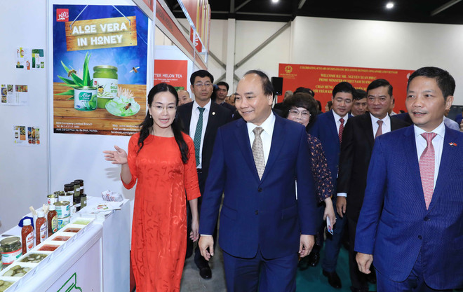 阮春福参观亚洲国际食品与酒店展越南国家馆 ảnh 1