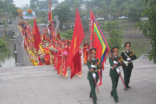 2018年雄王忌日与雄王庙庙会：雒龙君国祖拜祖大典及缅怀瓯姬国母敬香仪式隆重举行 ảnh 2