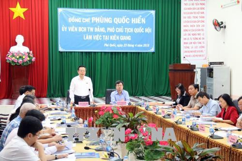 国会副主席冯国显来到坚江省富国岛县调研 ảnh 2 国会副主席冯国显来到坚江省富国岛县调研 ảnh 2