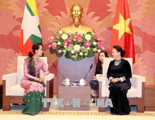 越南国会主席阮氏金银会见缅甸国家顾问兼外交部长昂山素季 ảnh 1 越南国会主席阮氏金银会见缅甸国家顾问兼外交部长昂山素季 ảnh 1