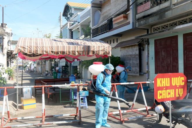 新冠肺炎疫情:越南卫生部副部长阮长山视察平顺省防疫工作 ảnh 2 新冠肺炎疫情:越南卫生部副部长阮长山视察平顺省防疫工作 ảnh 2