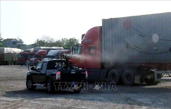 新冠肺炎疫情:广宁省芒街口岸启用自动消毒机 ảnh 1 新冠肺炎疫情:广宁省芒街口岸启用自动消毒机 ảnh 1